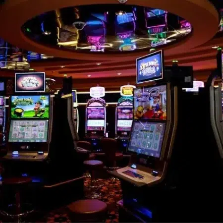 El casino de La Paz al que baña el río Panamá