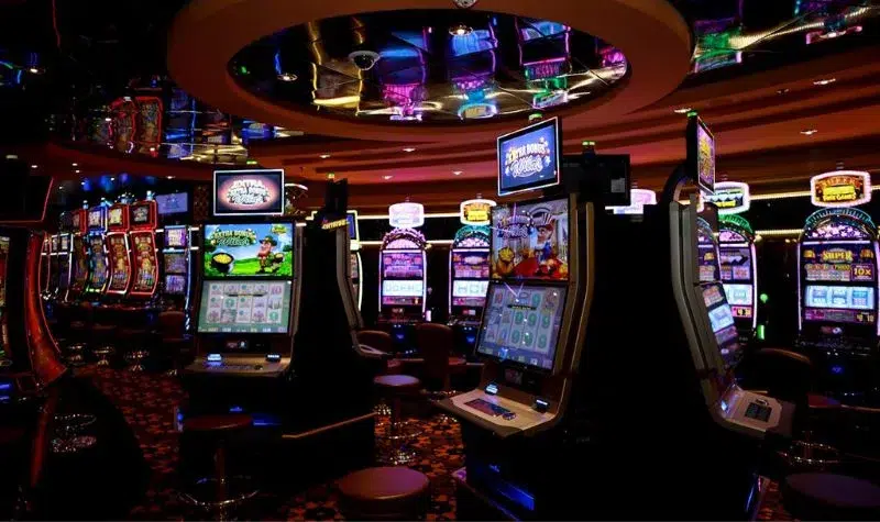 El casino de La Paz al que baña el río Panamá