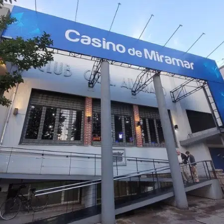 El gran casino de la pequeña ciudad costera de Miramar