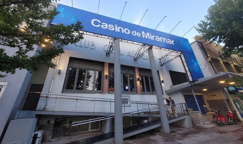 El gran casino de la pequeña ciudad costera de Miramar