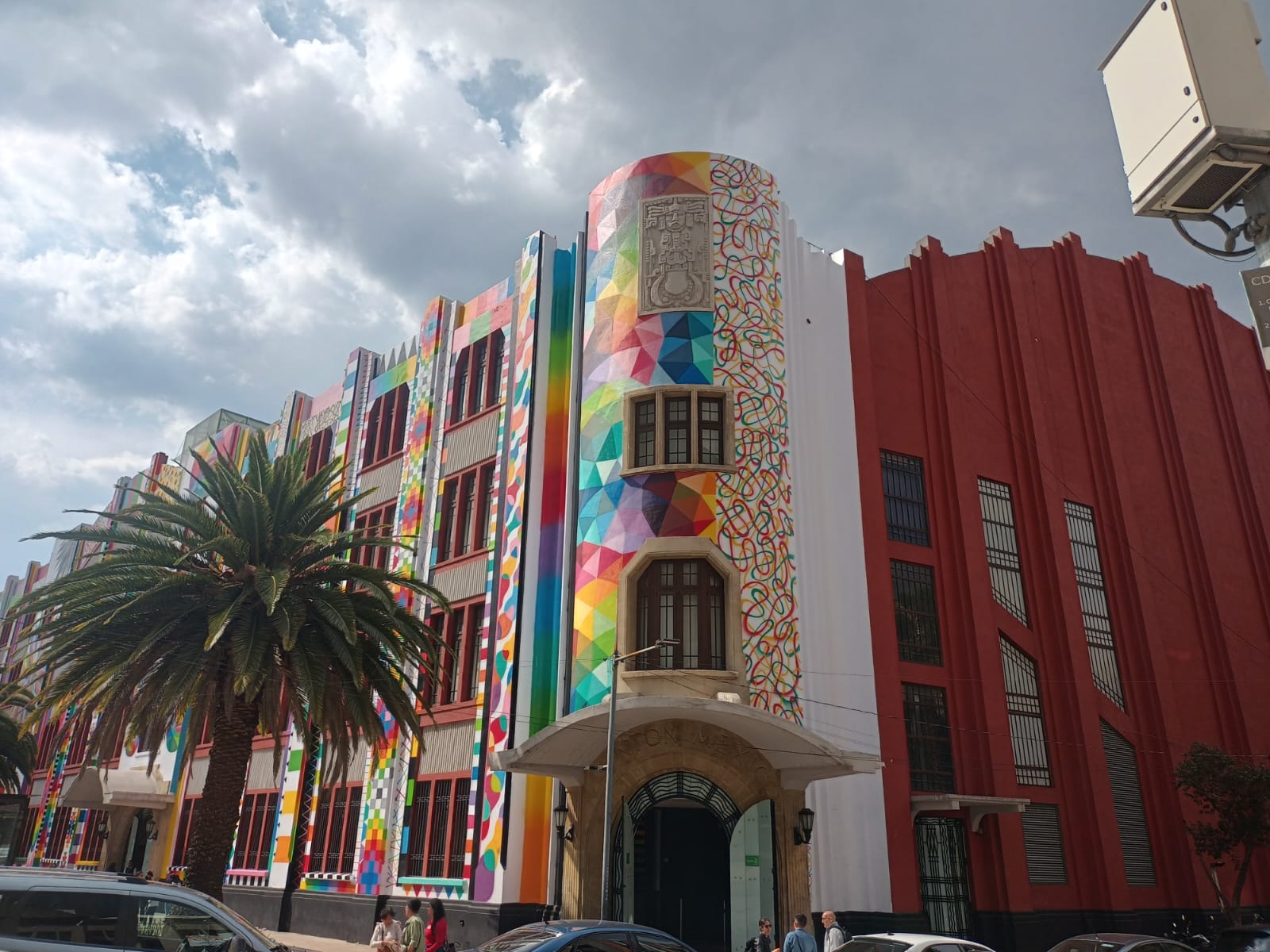 Metamorfosis, la exposición de Okuda que llenó de colores el Frontón México