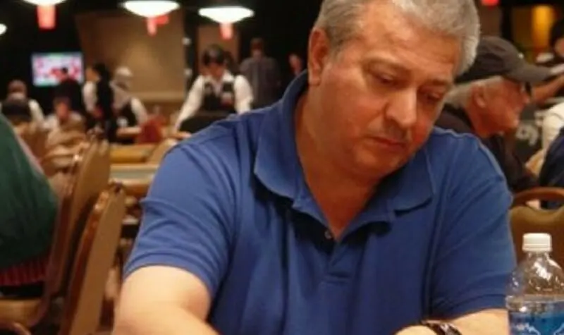 Archie Karas jugando