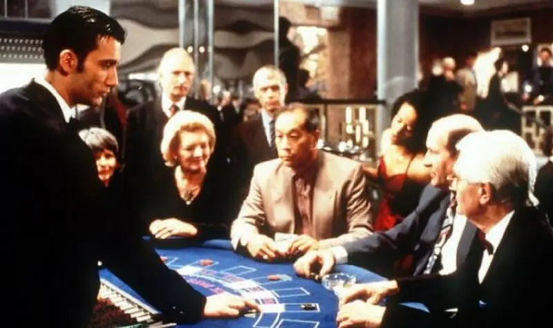 El croupier en la mesa del casino