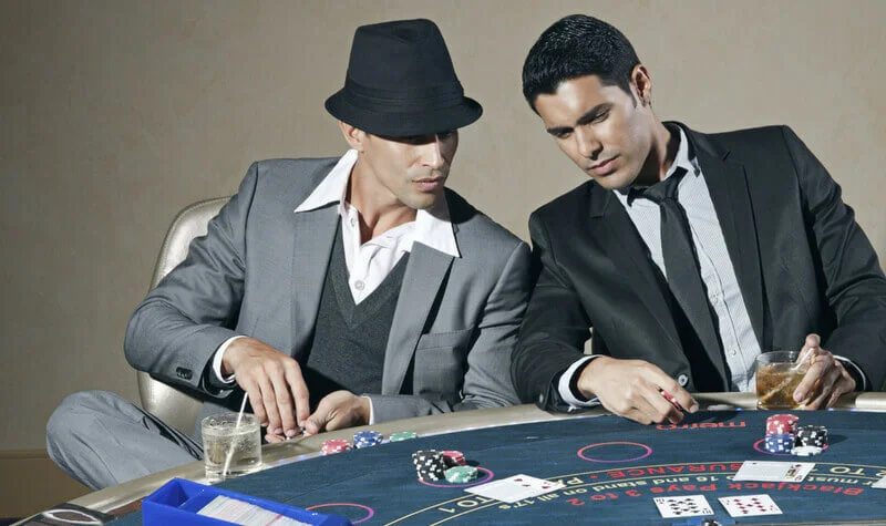 Un hombre de blackjack y de equipo