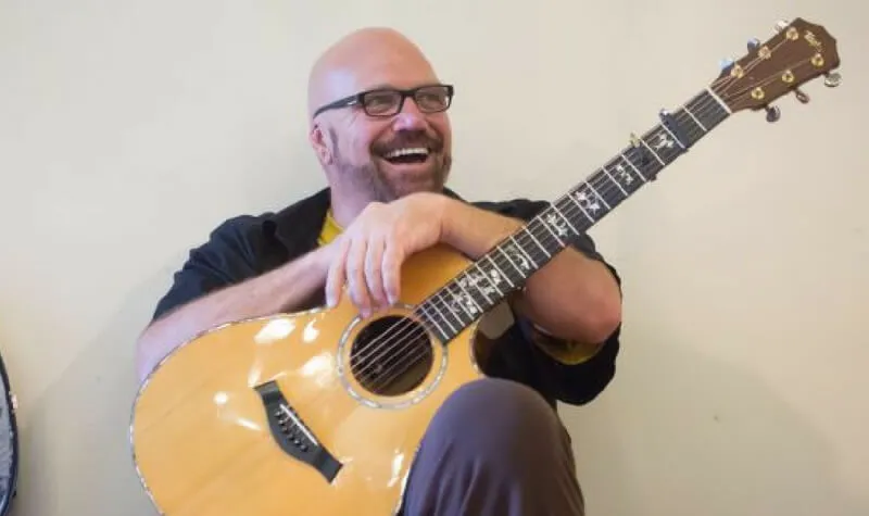 Darryl Purpose con su guitarra